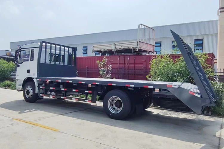 SHACMAN SHACMAN L3000 4x2 Light Cargo Truck with Rear Loading Ramp - Samochód ciężarowy skrzyniowy/ Platforma: zdjęcie 2 SHACMAN SHACMAN L3000 4x2 Light Cargo Truck with Rear Loading Ramp - Samochód ciężarowy skrzyniowy/ Platforma: zdjęcie 2