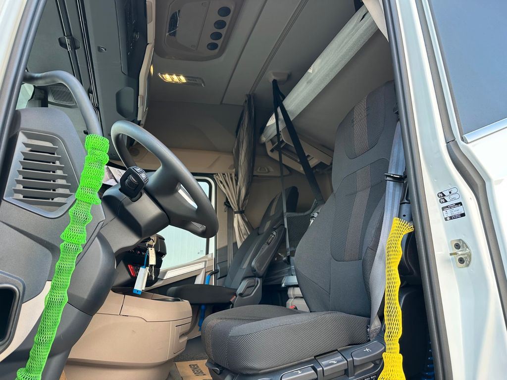 DAF XG 530 Retarder Standklima 3 Jahre Garantie DAF XG 530 Retarder Standklima 3 Jahre Garantie - Ciągnik siodłowy: zdjęcie 5 DAF XG 530 Retarder Standklima 3 Jahre Garantie DAF XG 530 Retarder Standklima 3 Jahre Garantie - Ciągnik siodłowy: zdjęcie 5