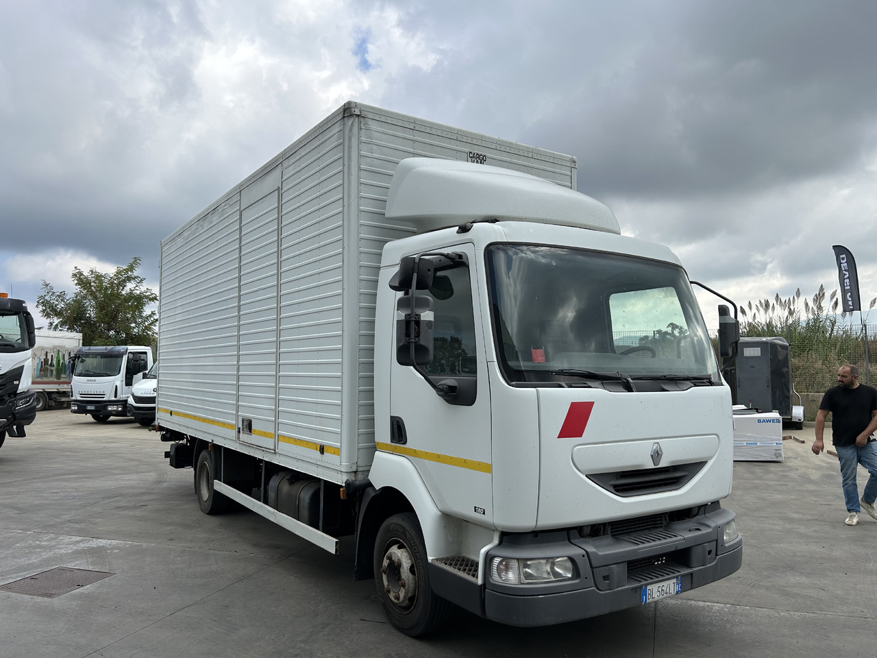 RENAULT Midlum 180 con furgonatarura e sponda - Samochód ciężarowy furgon: zdjęcie 2 RENAULT Midlum 180 con furgonatarura e sponda - Samochód ciężarowy furgon: zdjęcie 2