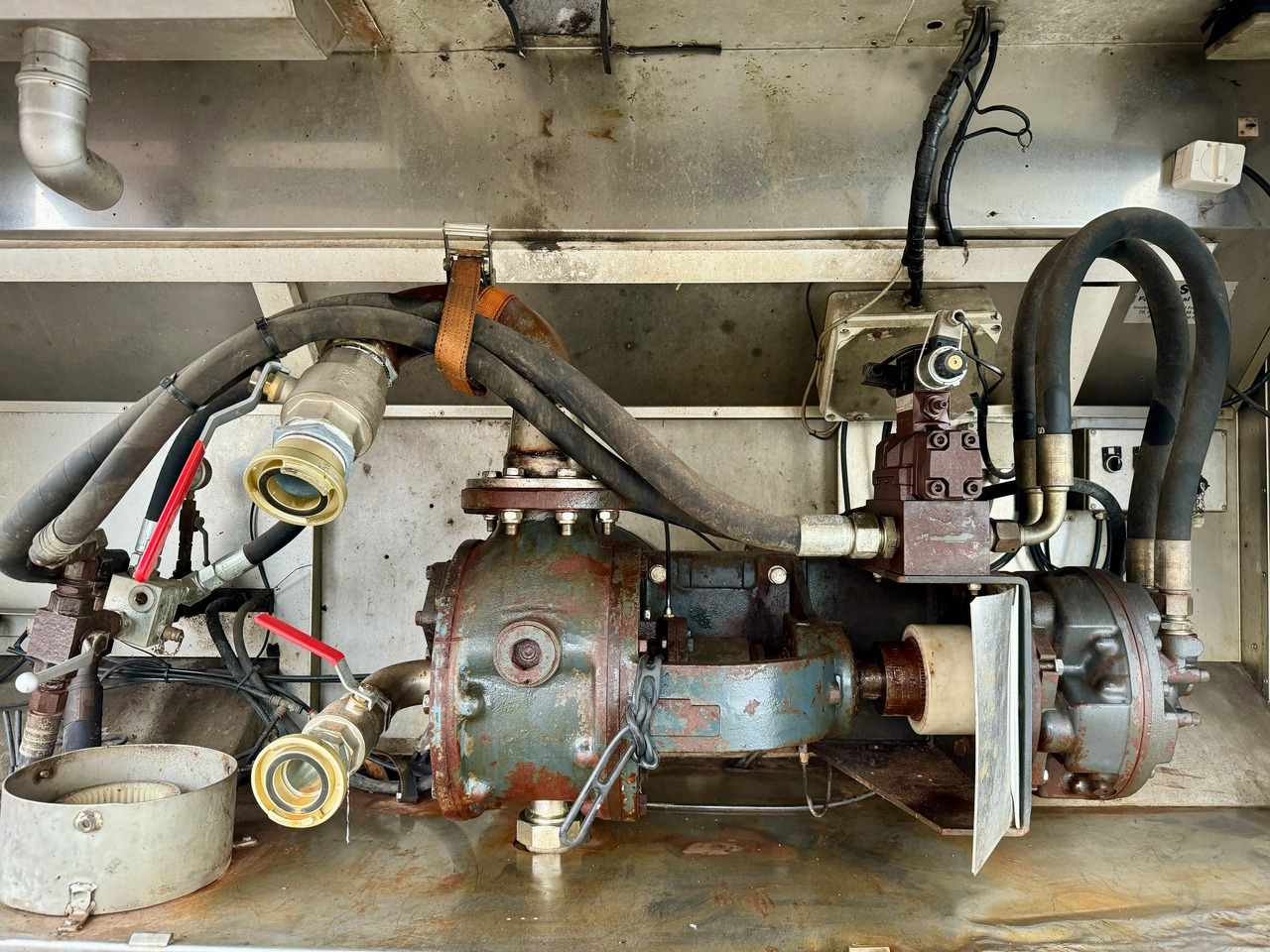 MAN TGS 35.480 8X4-2 TRIDEM Wasser-Tank - Samochód ciężarowy cysterna: zdjęcie 4 MAN TGS 35.480 8X4-2 TRIDEM Wasser-Tank - Samochód ciężarowy cysterna: zdjęcie 4