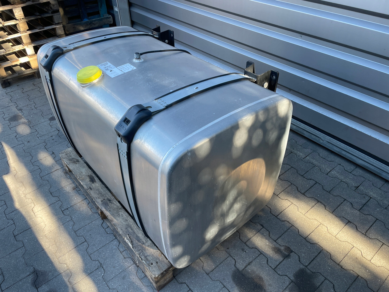 KOMPLETNY ZBIORNIK PALIWA MAN TGX TGS 580 L 81122016936 - Zbiornik paliwa do Samochodów ciężarowych: zdjęcie 4 KOMPLETNY ZBIORNIK PALIWA MAN TGX TGS 580 L 81122016936 - Zbiornik paliwa do Samochodów ciężarowych: zdjęcie 4