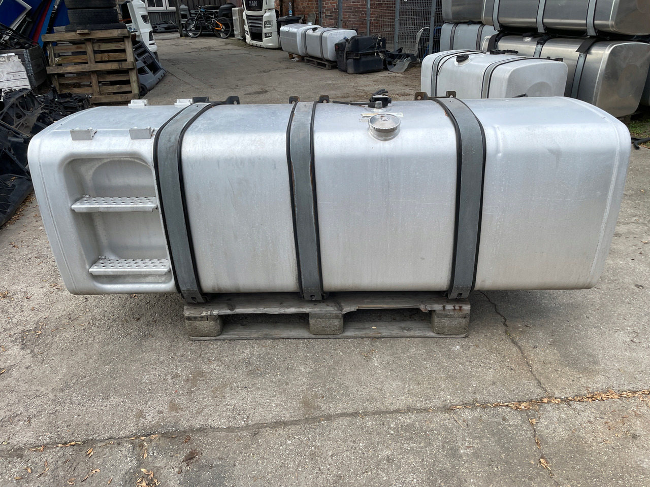 ZBIORNIK PALIWA MAN TGX TGS TGX3 TG3 910 L 81122016846 - Zbiornik paliwa do Samochodów ciężarowych: zdjęcie 1 ZBIORNIK PALIWA MAN TGX TGS TGX3 TG3 910 L 81122016846 - Zbiornik paliwa do Samochodów ciężarowych: zdjęcie 1