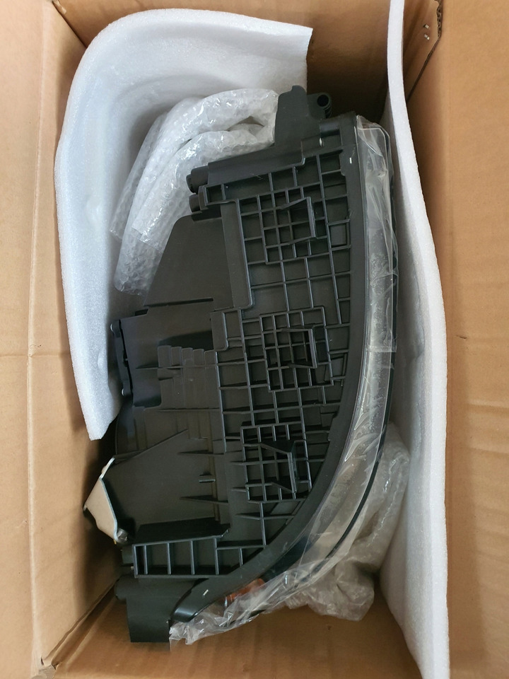 NOWY REFLEKTOR VOLVO FH4 PRAWY - Reflektor do Samochodów ciężarowych: zdjęcie 3 NOWY REFLEKTOR VOLVO FH4 PRAWY - Reflektor do Samochodów ciężarowych: zdjęcie 3