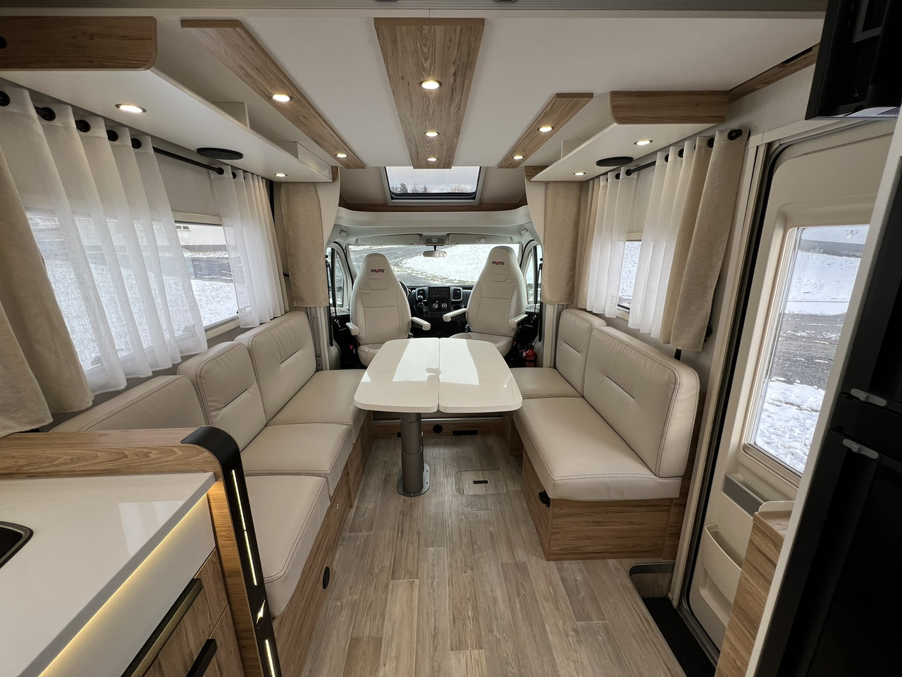 Pilote Pacific P696D Hubbett - Solar - Markise - Kamper półintegra: zdjęcie 3 Pilote Pacific P696D Hubbett - Solar - Markise - Kamper półintegra: zdjęcie 3