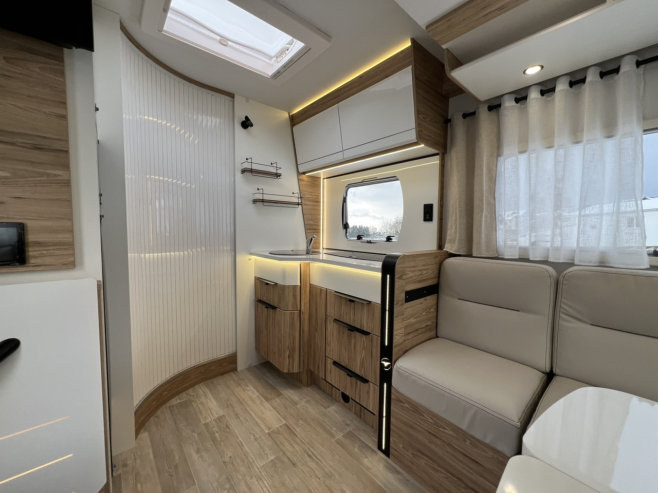 Pilote Pacific P696D Hubbett - Solar - Markise - Kamper półintegra: zdjęcie 5 Pilote Pacific P696D Hubbett - Solar - Markise - Kamper półintegra: zdjęcie 5