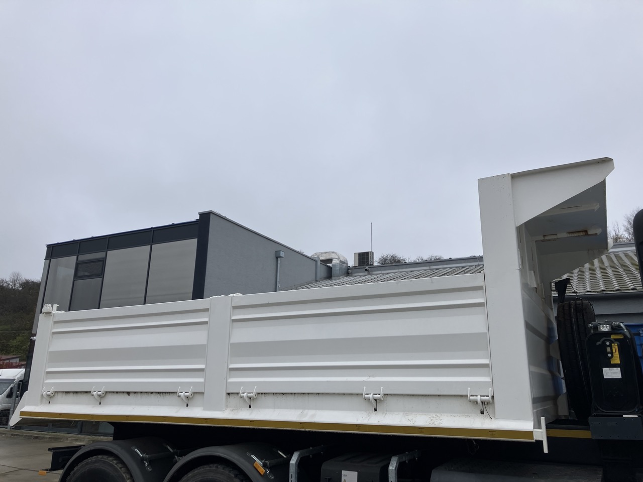 10m3 - Wymienne nadwozie do wywrotki: zdjęcie 2 10m3 - Wymienne nadwozie do wywrotki: zdjęcie 2