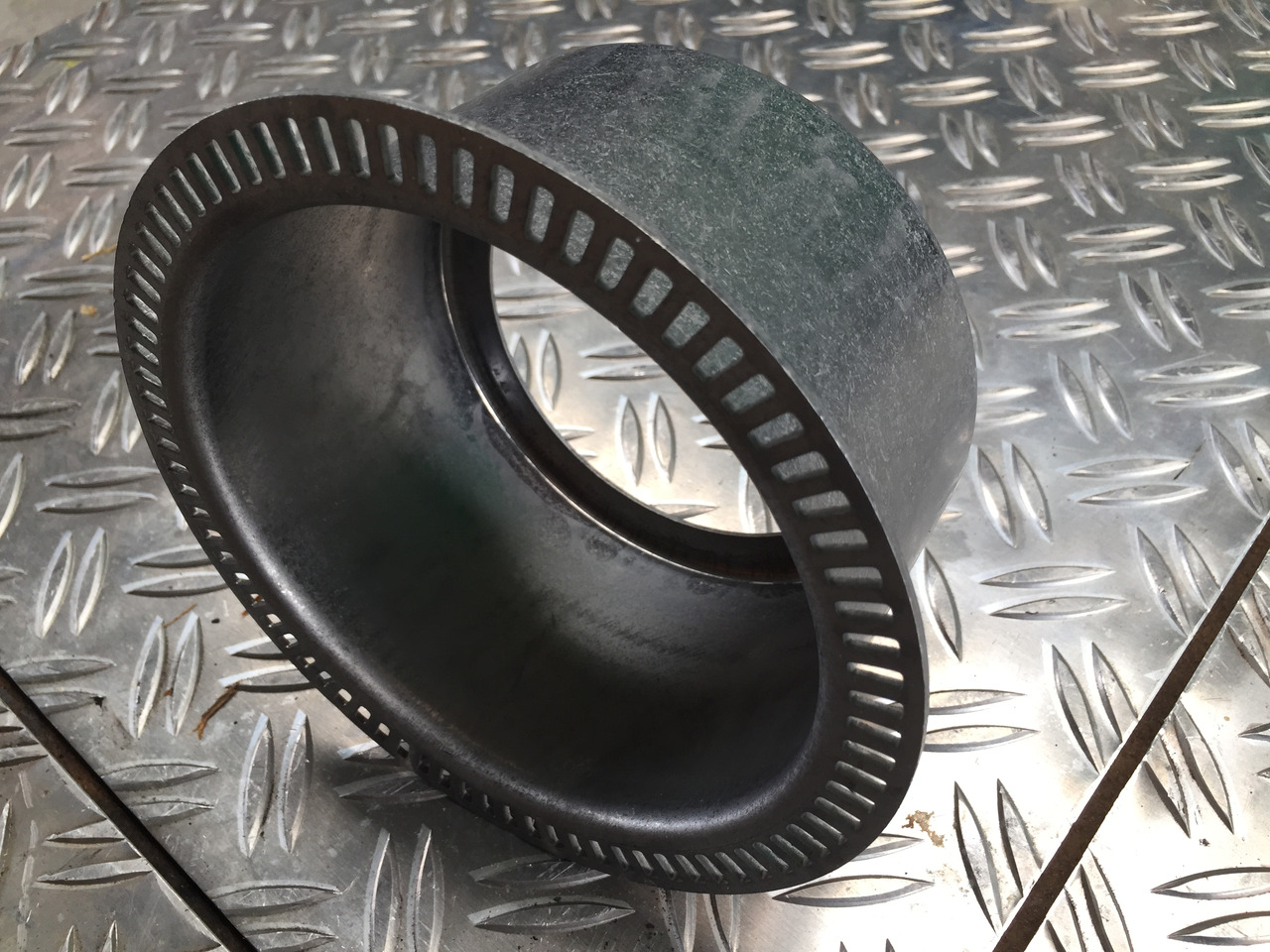 Neuwertige MAN L 2000 Impulsrad Hinterachse Nabe ABS , Artikel - Nr. : 81.52403 - 0028 - Tylny most do Samochodów ciężarowych: zdjęcie 1 Neuwertige MAN L 2000 Impulsrad Hinterachse Nabe ABS , Artikel - Nr. : 81.52403 - 0028 - Tylny most do Samochodów ciężarowych: zdjęcie 1