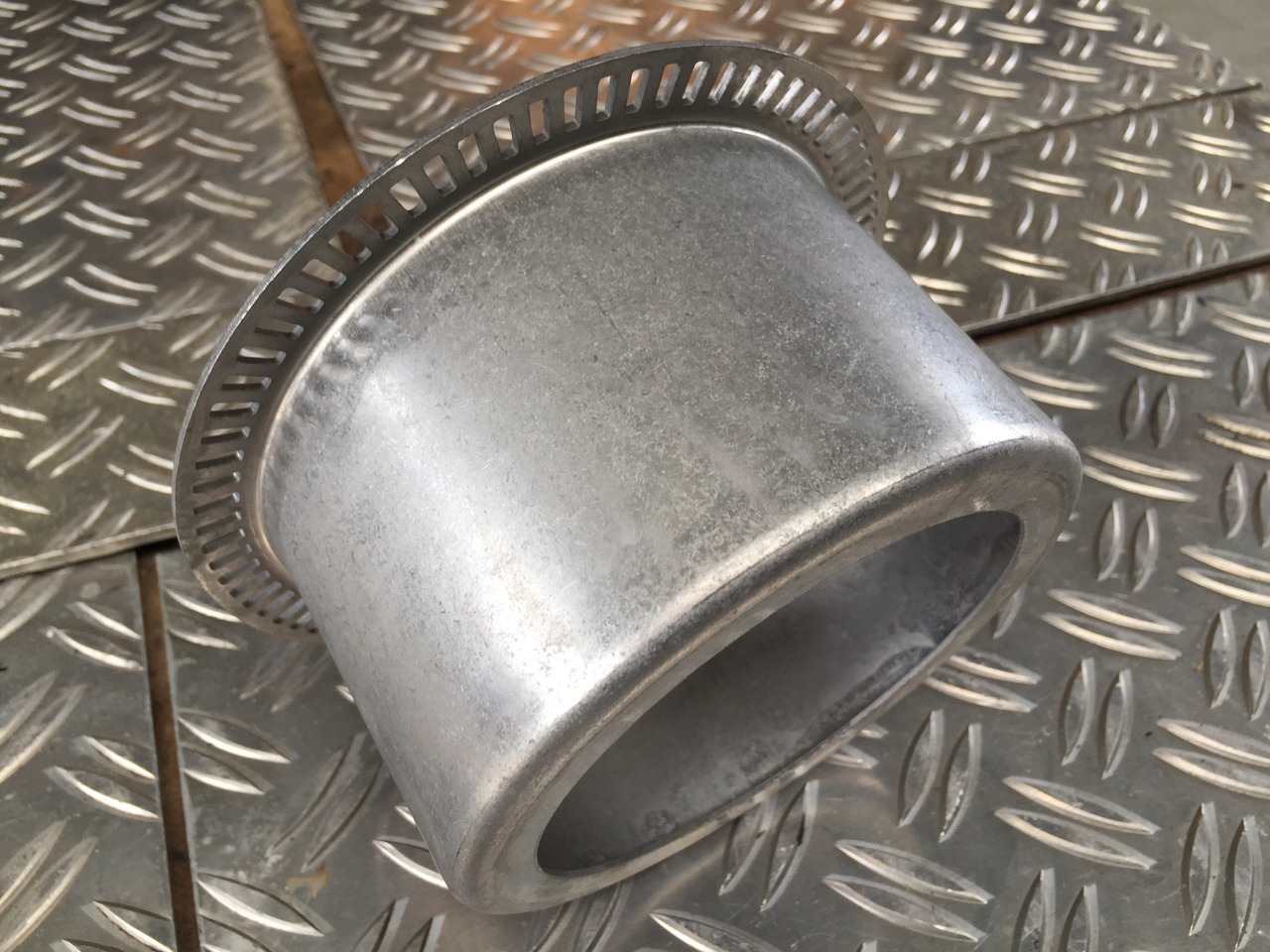 Neuwertige MAN L 2000 Impulsrad Hinterachse Nabe ABS , Artikel - Nr. : 81.52403 - 0028 - Tylny most do Samochodów ciężarowych: zdjęcie 3 Neuwertige MAN L 2000 Impulsrad Hinterachse Nabe ABS , Artikel - Nr. : 81.52403 - 0028 - Tylny most do Samochodów ciężarowych: zdjęcie 3