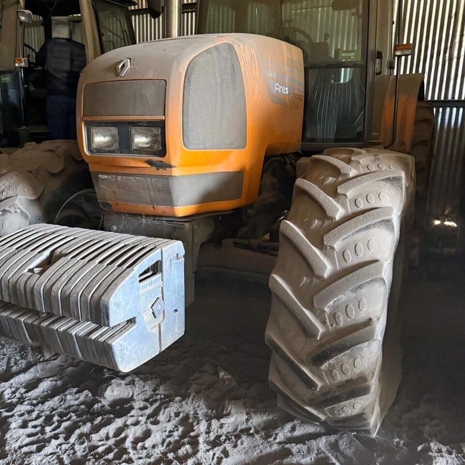 TRACTOR AGRICOLA RENAULTARES 710 RZ 4X4 - Ciągnik rolniczy: zdjęcie 3 TRACTOR AGRICOLA RENAULTARES 710 RZ 4X4 - Ciągnik rolniczy: zdjęcie 3