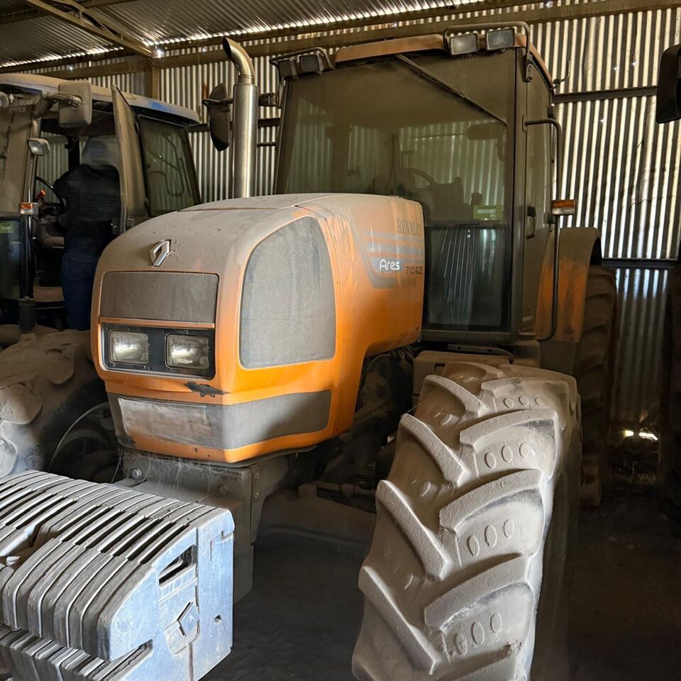 TRACTOR AGRICOLA RENAULTARES 710 RZ 4X4 - Ciągnik rolniczy: zdjęcie 4 TRACTOR AGRICOLA RENAULTARES 710 RZ 4X4 - Ciągnik rolniczy: zdjęcie 4