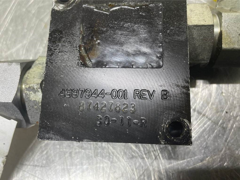 New Holland W110C-Eaton 4997944-001-Valve/Ventile/Ventiel - Hydraulika do Maszyn budowlanych: zdjęcie 4 New Holland W110C-Eaton 4997944-001-Valve/Ventile/Ventiel - Hydraulika do Maszyn budowlanych: zdjęcie 4