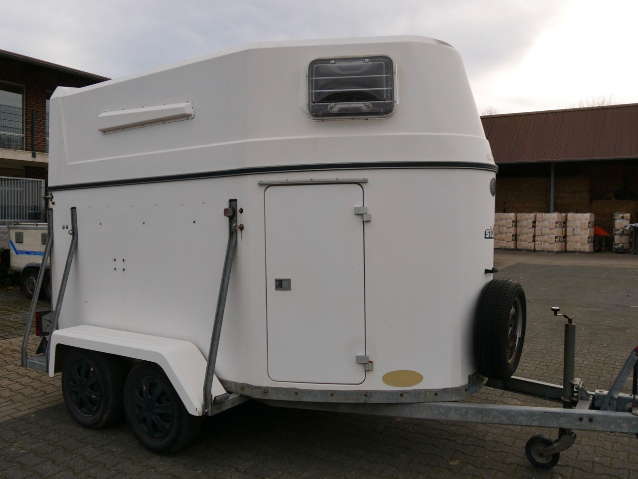 Sluis Vollpoly 2 Pferde mit Sattelkammer - Przyczepa do przewozu zwierząt: zdjęcie 1 Sluis Vollpoly 2 Pferde mit Sattelkammer - Przyczepa do przewozu zwierząt: zdjęcie 1