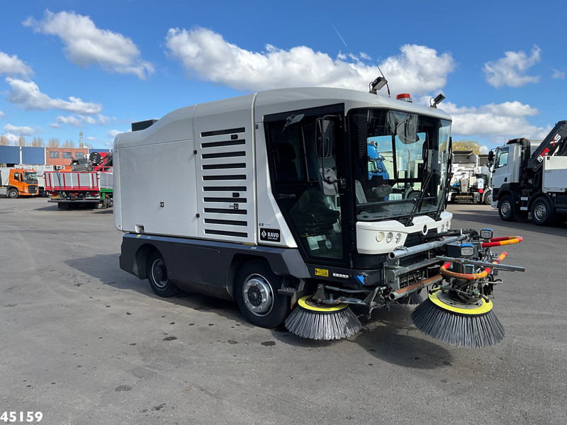Ravo 540 CD Euro 6 with 3-rd brush - Zamiatarka uliczna: zdjęcie 4 Ravo 540 CD Euro 6 with 3-rd brush - Zamiatarka uliczna: zdjęcie 4