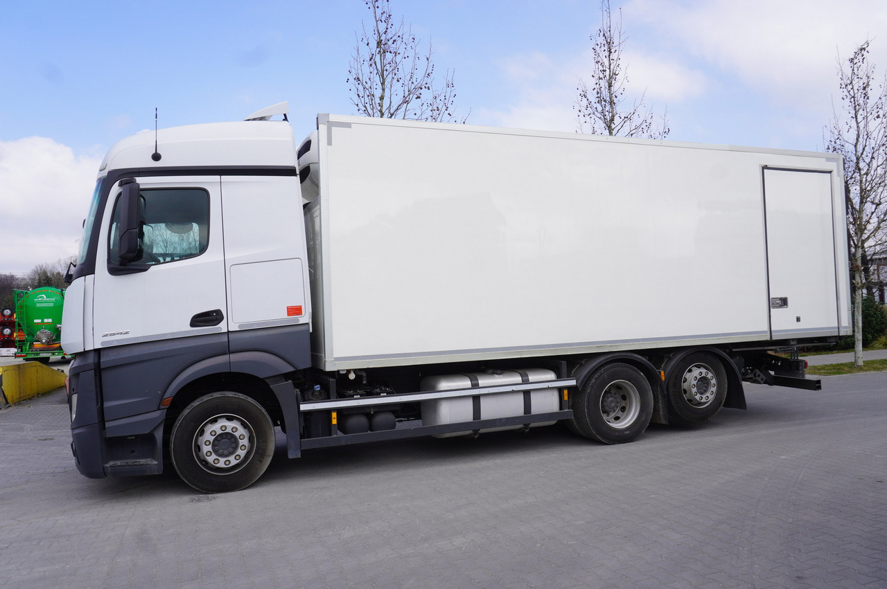 MERCEDES-BENZ Actros 2542 / GIGA cabin / Thermoking 1000R - Samochód ciężarowy chłodnia: zdjęcie 2 MERCEDES-BENZ Actros 2542 / GIGA cabin / Thermoking 1000R - Samochód ciężarowy chłodnia: zdjęcie 2
