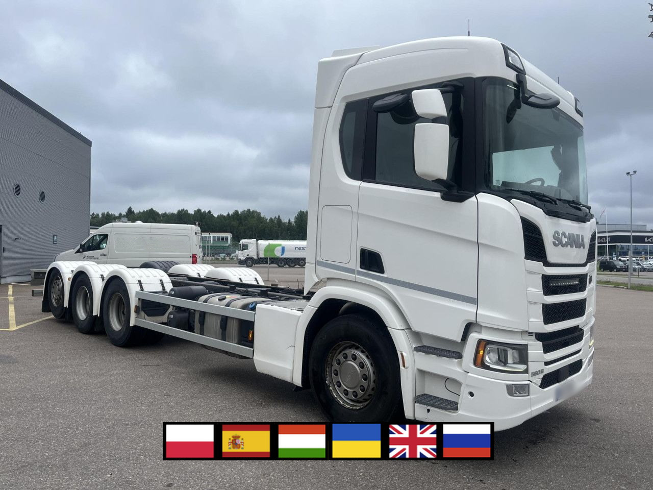 SCANIA R560 B8x4*4 / Chassis / sleeper cab / Power take-off - Samochod ciężarowy z HDS: zdjęcie 1 SCANIA R560 B8x4*4 / Chassis / sleeper cab / Power take-off - Samochod ciężarowy z HDS: zdjęcie 1