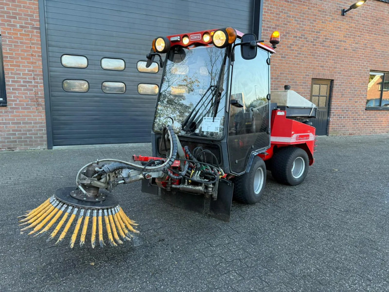 Nimos DM-Trac 205 OKB-70- Onkruidborstelmachine Werktuigendrager 4X Hydraulische functie - Zamiatarka przemysłowa: zdjęcie 1 Nimos DM-Trac 205 OKB-70- Onkruidborstelmachine Werktuigendrager 4X Hydraulische functie - Zamiatarka przemysłowa: zdjęcie 1