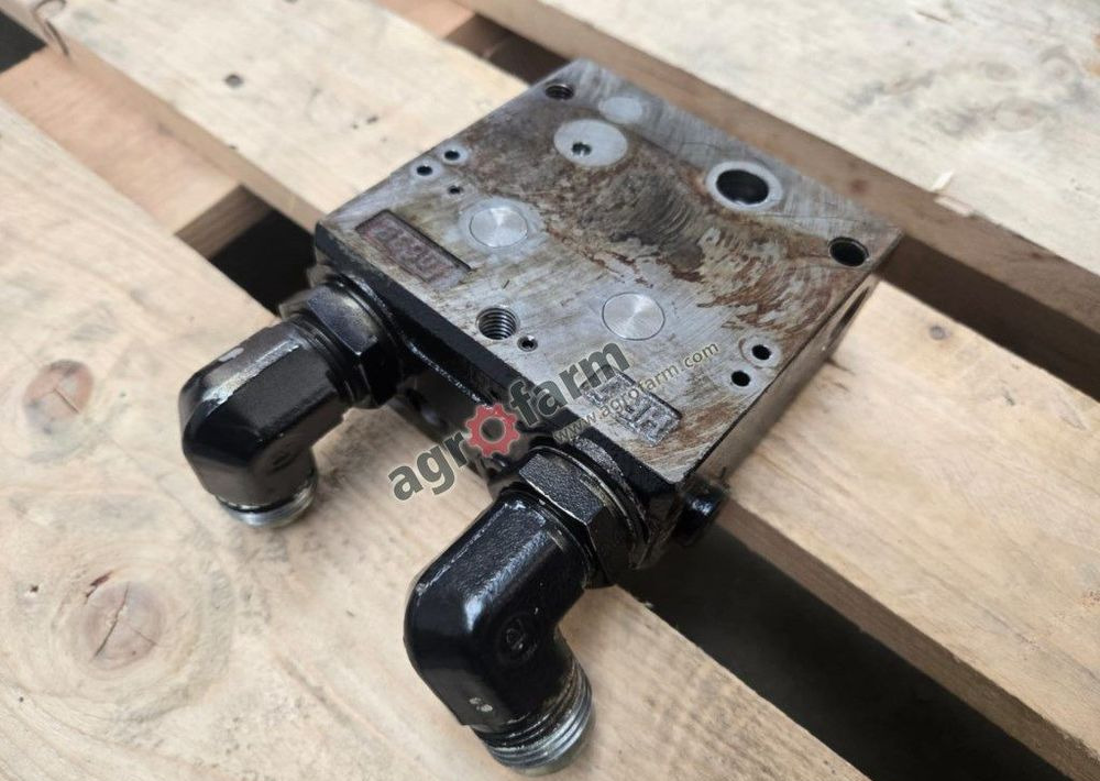 Pokrywa końcowa Valtra T170, T171, T140 - Hydraulika: zdjęcie 3 Pokrywa końcowa Valtra T170, T171, T140 - Hydraulika: zdjęcie 3