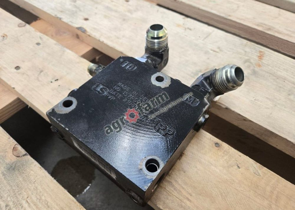 Pokrywa końcowa Valtra T170, T171, T140 - Hydraulika: zdjęcie 2 Pokrywa końcowa Valtra T170, T171, T140 - Hydraulika: zdjęcie 2