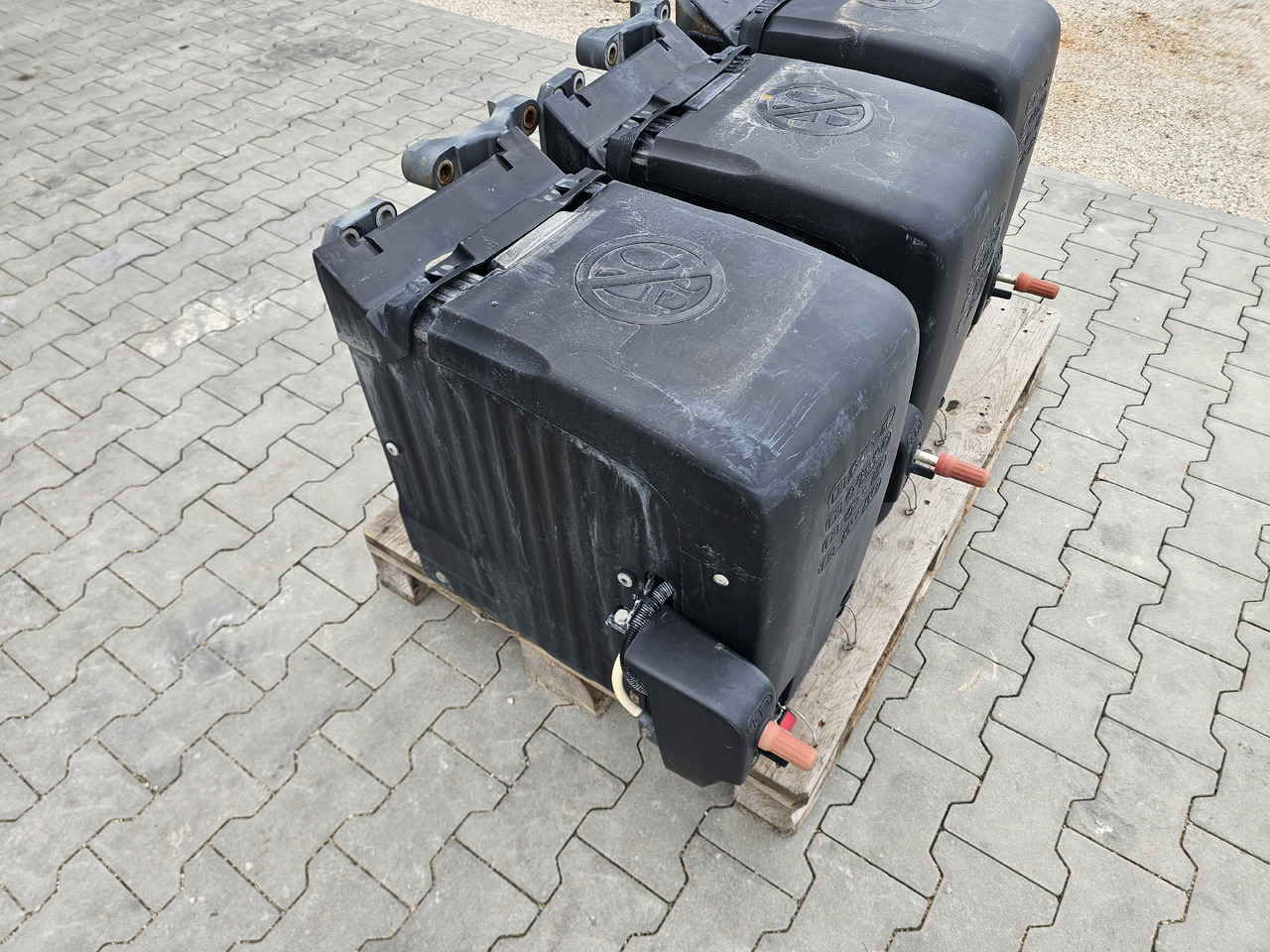 DAF XF106 EURO 6 / VERTICAL BATTERY BOX - Bateria: zdjęcie 2 DAF XF106 EURO 6 / VERTICAL BATTERY BOX - Bateria: zdjęcie 2