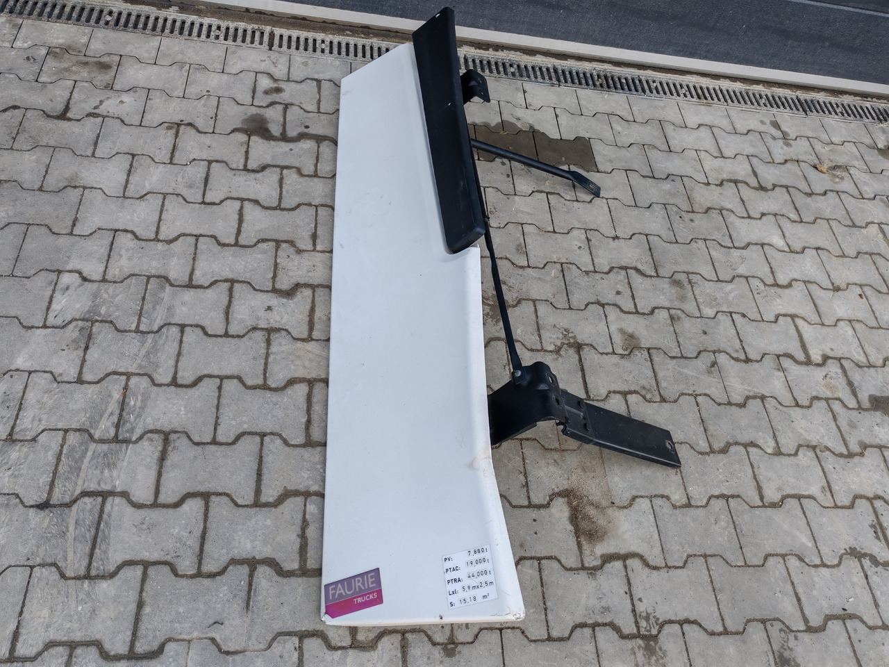 RENAULT RANGE T EURO 6 / HIGH CAB / RIGHT SPOILER - Aerodynamika/ Spojler: zdjęcie 2 RENAULT RANGE T EURO 6 / HIGH CAB / RIGHT SPOILER - Aerodynamika/ Spojler: zdjęcie 2