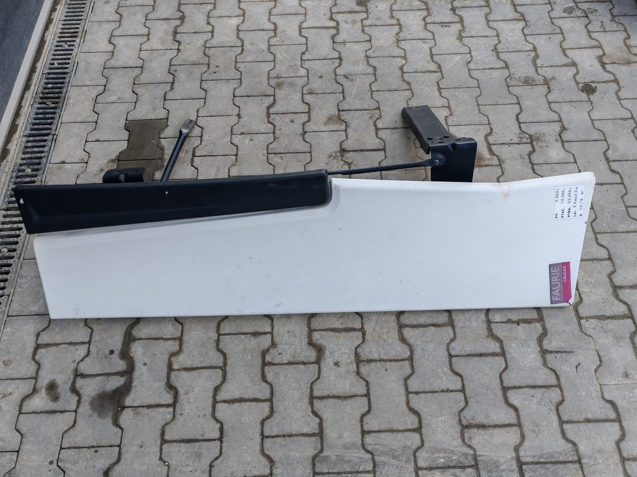 RENAULT RANGE T EURO 6 / HIGH CAB / RIGHT SPOILER - Aerodynamika/ Spojler: zdjęcie 3 RENAULT RANGE T EURO 6 / HIGH CAB / RIGHT SPOILER - Aerodynamika/ Spojler: zdjęcie 3