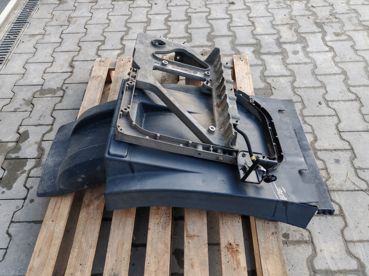 VOLVO FH FM FMX /FRONT AXLE LEFT MODGUARD / COMPLETE - Nadwozie i zewnętrzne elementy: zdjęcie 4 VOLVO FH FM FMX /FRONT AXLE LEFT MODGUARD / COMPLETE - Nadwozie i zewnętrzne elementy: zdjęcie 4