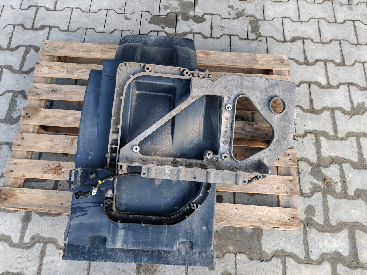 VOLVO FH FM FMX /FRONT AXLE LEFT MODGUARD / COMPLETE - Nadwozie i zewnętrzne elementy: zdjęcie 2 VOLVO FH FM FMX /FRONT AXLE LEFT MODGUARD / COMPLETE - Nadwozie i zewnętrzne elementy: zdjęcie 2