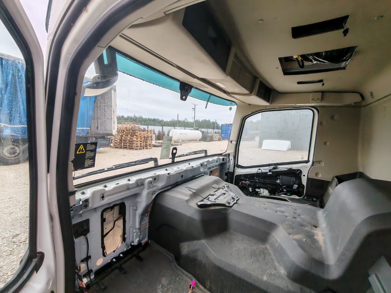 Nowy Kabina VOLVO FM5 FMX LOW DAY CAB CABINE / COLOR: 91107 / BRAND NEW: zdjęcie 9 Nowy Kabina VOLVO FM5 FMX LOW DAY CAB CABINE / COLOR: 91107 / BRAND NEW: zdjęcie 9