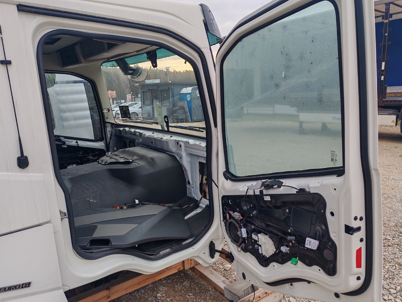 Nowy Kabina VOLVO FM5 FMX LOW DAY CAB CABINE / COLOR: 91107 / BRAND NEW: zdjęcie 8 Nowy Kabina VOLVO FM5 FMX LOW DAY CAB CABINE / COLOR: 91107 / BRAND NEW: zdjęcie 8