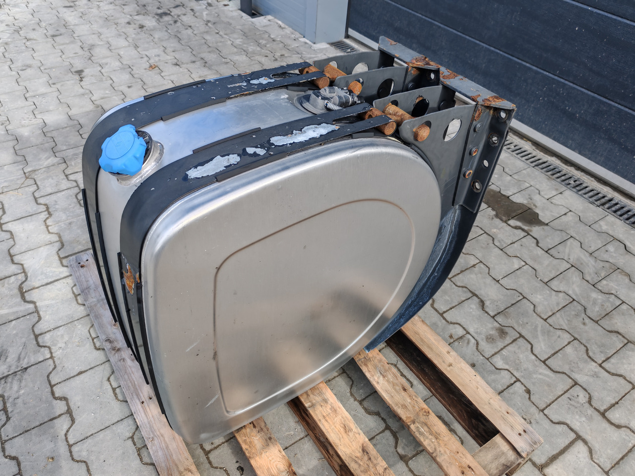 VOLVO RENAULT / COMPLETE ADBLUE TANK / 21065425 - Zbiornik na AdBlue: zdjęcie 4 VOLVO RENAULT / COMPLETE ADBLUE TANK / 21065425 - Zbiornik na AdBlue: zdjęcie 4