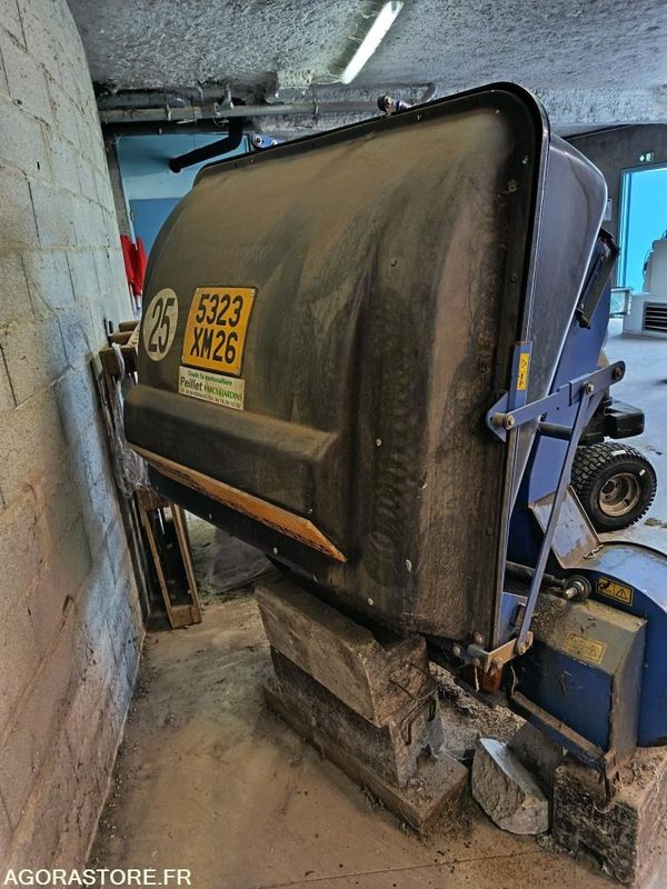 Bac de ramassage ISEKI - Maszyna ogrodnicza: zdjęcie 3 Bac de ramassage ISEKI - Maszyna ogrodnicza: zdjęcie 3