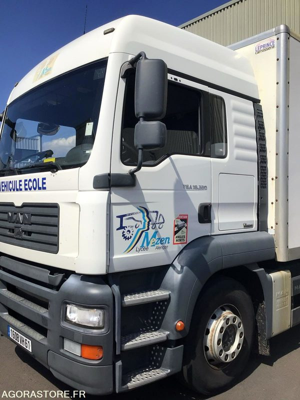 CAMION PORTEUR - Samochód ciężarowy: zdjęcie 1 CAMION PORTEUR - Samochód ciężarowy: zdjęcie 1