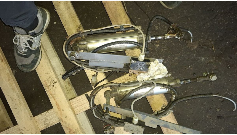 Neoplan BODE цилиндр закрытия - Siłownik hydrauliczny: zdjęcie 1 Neoplan BODE цилиндр закрытия - Siłownik hydrauliczny: zdjęcie 1