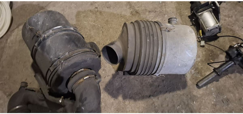 Volvo B12 - Układ dolotowy: zdjęcie 1 Volvo B12 - Układ dolotowy: zdjęcie 1