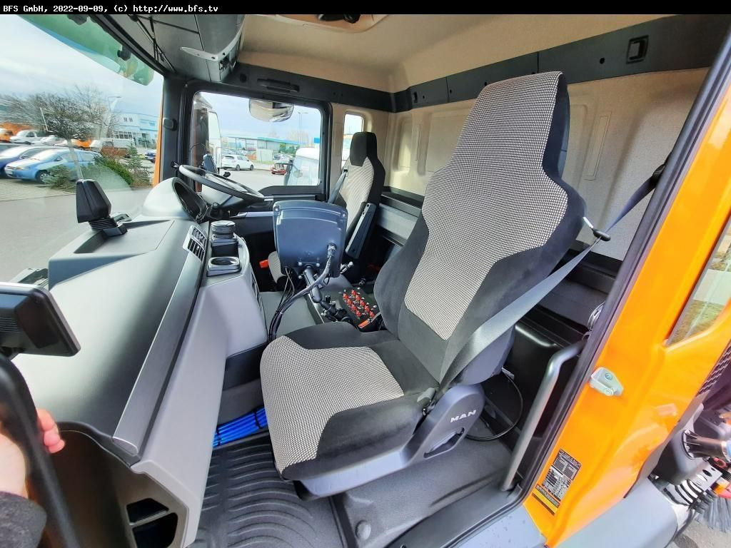 MAN TGS 18.420 4X2 BL Bucher OF 8000 TWIN beidseitig - Zamiatarka uliczna: zdjęcie 4 MAN TGS 18.420 4X2 BL Bucher OF 8000 TWIN beidseitig - Zamiatarka uliczna: zdjęcie 4