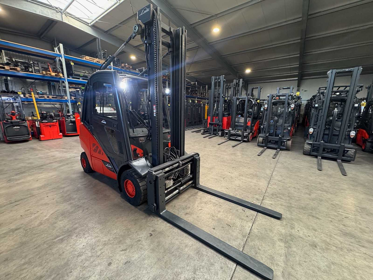 2016 LINDE H30T 3.000KG 3.+4TH VALVE FORK ADJUSTER GAS FORKLIFT FORKLIFT - Wózek widłowy: zdjęcie 4 2016 LINDE H30T 3.000KG 3.+4TH VALVE FORK ADJUSTER GAS FORKLIFT FORKLIFT - Wózek widłowy: zdjęcie 4