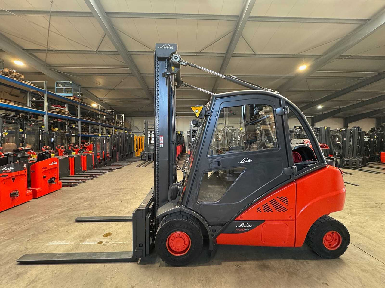 2016 LINDE H30T 3.000KG 3.+4TH VALVE FORK ADJUSTER GAS FORKLIFT FORKLIFT - Wózek widłowy: zdjęcie 1 2016 LINDE H30T 3.000KG 3.+4TH VALVE FORK ADJUSTER GAS FORKLIFT FORKLIFT - Wózek widłowy: zdjęcie 1