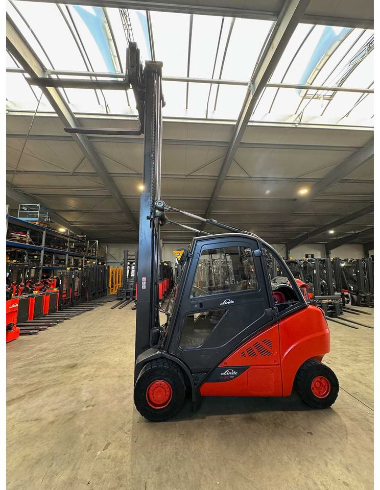 2016 LINDE H30T 3.000KG 3.+4TH VALVE FORK ADJUSTER GAS FORKLIFT FORKLIFT - Wózek widłowy: zdjęcie 3 2016 LINDE H30T 3.000KG 3.+4TH VALVE FORK ADJUSTER GAS FORKLIFT FORKLIFT - Wózek widłowy: zdjęcie 3