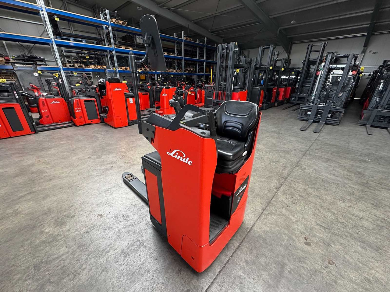 BATTERY 46/2023 BJ.2020 SERVICE + UVV 08/2026 LINDE T20R PALLET TRUCK STACKER ANT 4,715 HOURS - Wózek widłowy: zdjęcie 4 BATTERY 46/2023 BJ.2020 SERVICE + UVV 08/2026 LINDE T20R PALLET TRUCK STACKER ANT 4,715 HOURS - Wózek widłowy: zdjęcie 4