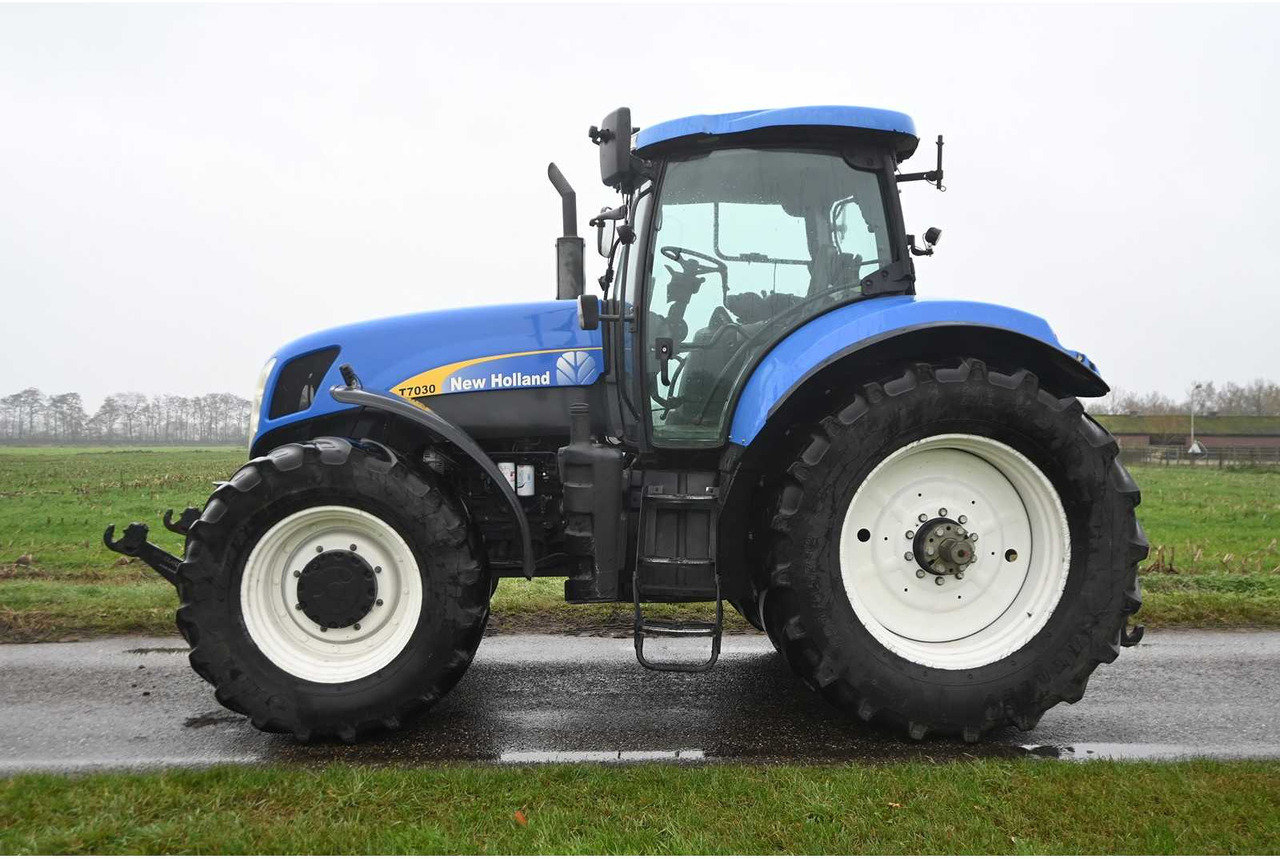 NEW HOLLAND - 2007 - T7030 - ALL-WHEEL DRIVE FARM TRACTOR - Ciągnik rolniczy: zdjęcie 3 NEW HOLLAND - 2007 - T7030 - ALL-WHEEL DRIVE FARM TRACTOR - Ciągnik rolniczy: zdjęcie 3