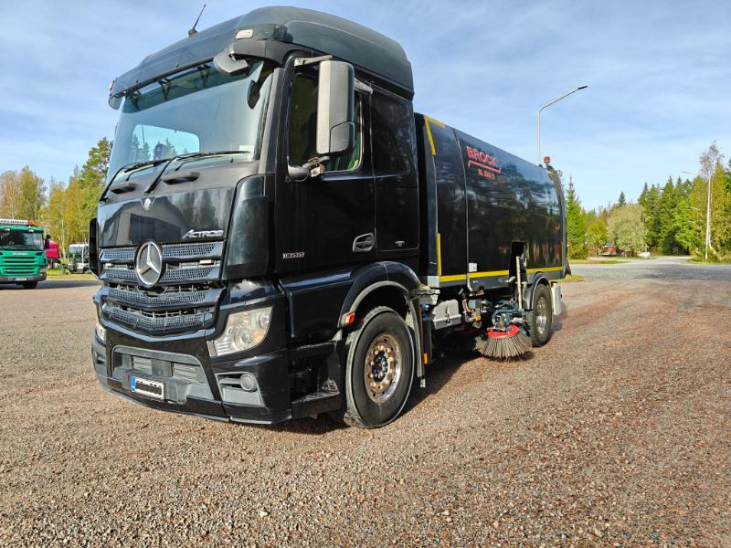 Brock SL280/2 MB Actros 1833 - Zamiatarka uliczna: zdjęcie 2 Brock SL280/2 MB Actros 1833 - Zamiatarka uliczna: zdjęcie 2