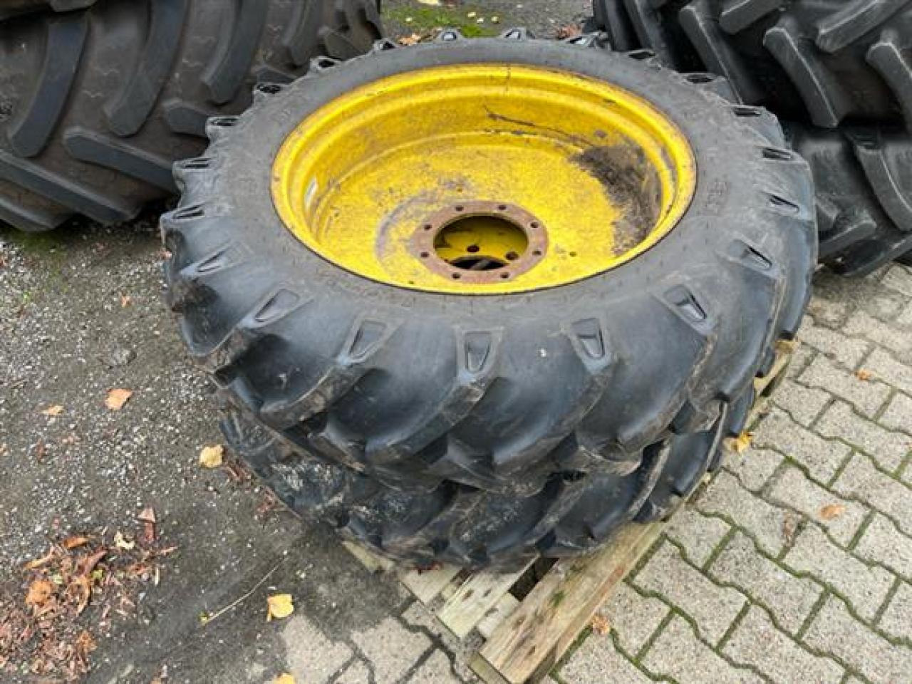 BKT 12.4-32 - Opona do Maszyn rolniczych: zdjęcie 1 BKT 12.4-32 - Opona do Maszyn rolniczych: zdjęcie 1