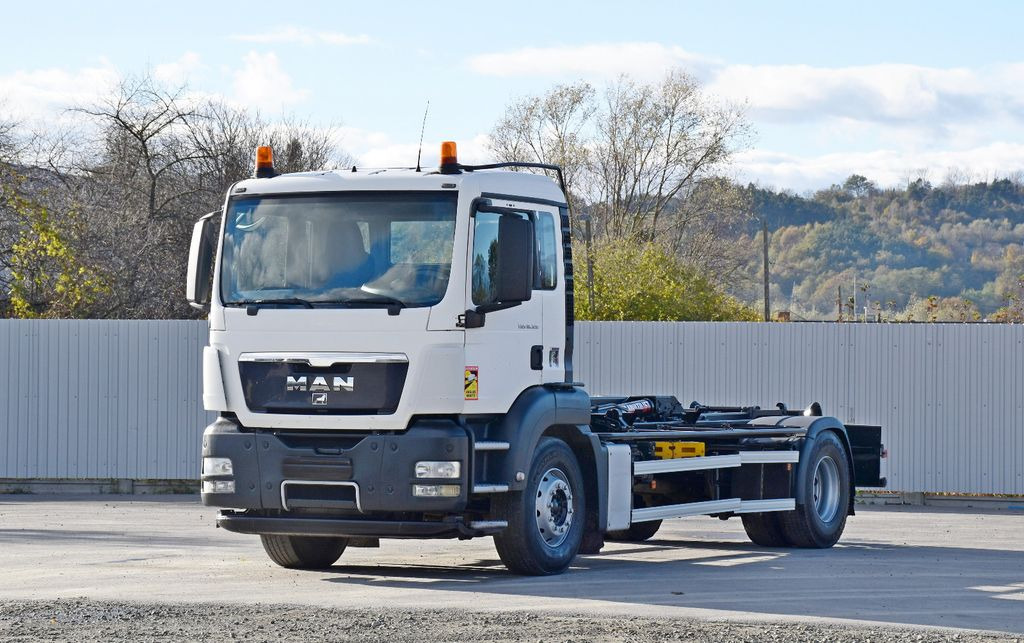 MAN TGS 18.320 Abrollkipper * Top Zustand! MAN TGS 18.320 Abrollkipper * Top Zustand! - Ciężarówka hakowiec: zdjęcie 1 MAN TGS 18.320 Abrollkipper * Top Zustand! MAN TGS 18.320 Abrollkipper * Top Zustand! - Ciężarówka hakowiec: zdjęcie 1