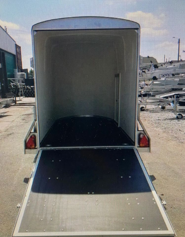 Niewiadów Furgon Niewiadów F1334 z trapem wjazdowym - Przyczepa samochodowa: zdjęcie 4 Niewiadów Furgon Niewiadów F1334 z trapem wjazdowym - Przyczepa samochodowa: zdjęcie 4