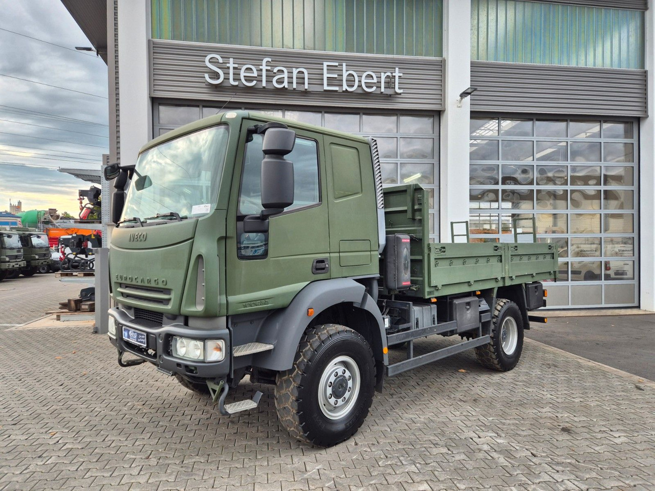 Iveco Eurocargo ML100E22WM-BW 4x4 Pritsche L-Haus Bett - Samochód ciężarowy skrzyniowy/ Platforma: zdjęcie 3 Iveco Eurocargo ML100E22WM-BW 4x4 Pritsche L-Haus Bett - Samochód ciężarowy skrzyniowy/ Platforma: zdjęcie 3