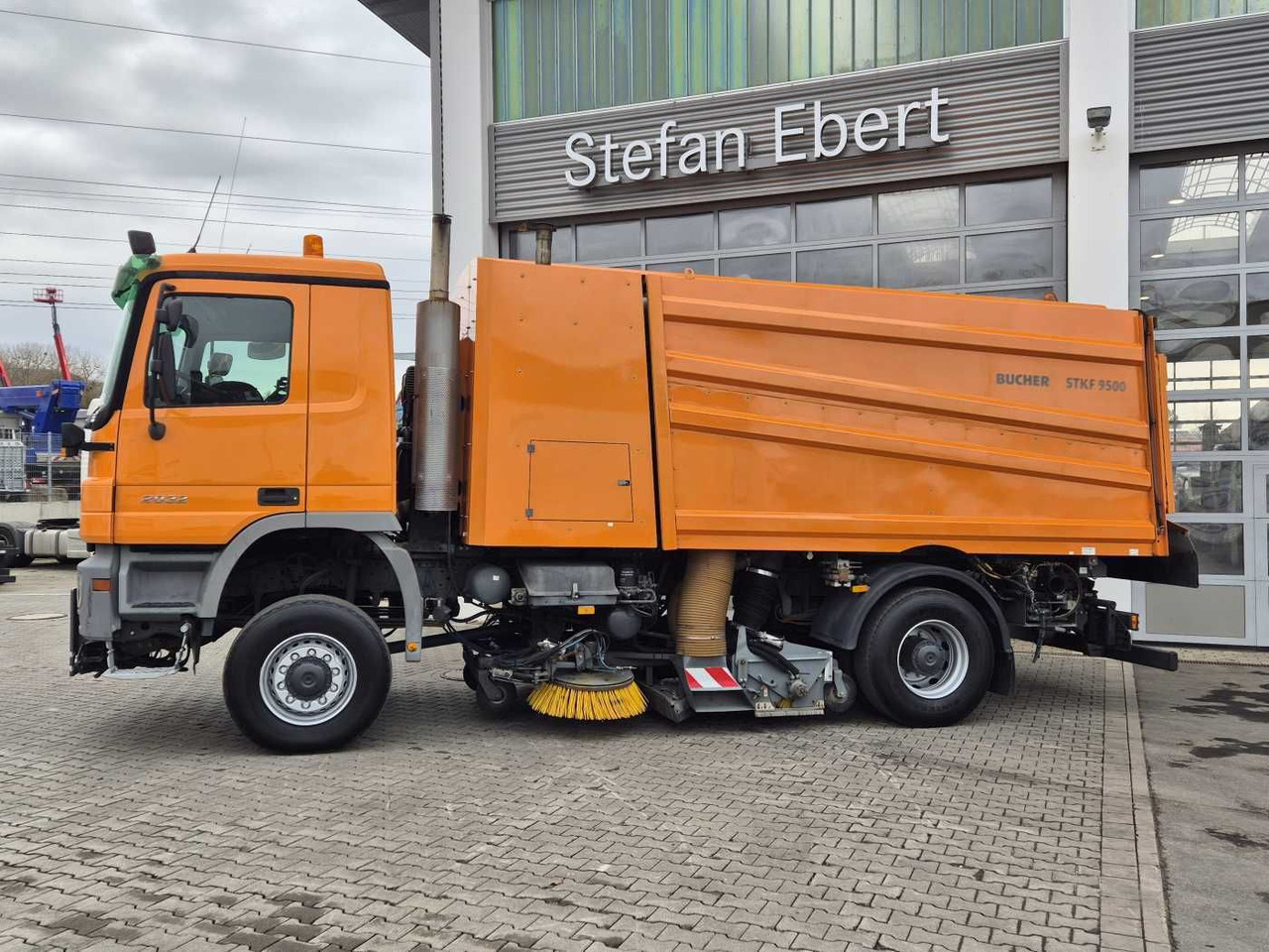 Mercedes-Benz Actros 2032 A 4x4 Bucher STKF 9500 Airport 30x - Zamiatarka uliczna: zdjęcie 5 Mercedes-Benz Actros 2032 A 4x4 Bucher STKF 9500 Airport 30x - Zamiatarka uliczna: zdjęcie 5