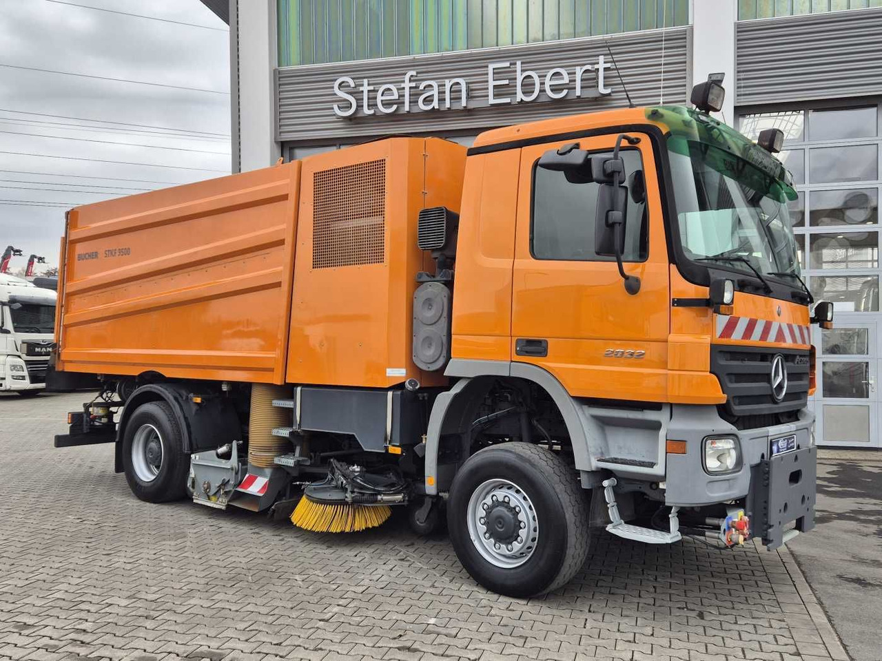 Mercedes-Benz Actros 2032 A 4x4 Bucher STKF 9500 Airport 30x - Zamiatarka uliczna: zdjęcie 4 Mercedes-Benz Actros 2032 A 4x4 Bucher STKF 9500 Airport 30x - Zamiatarka uliczna: zdjęcie 4