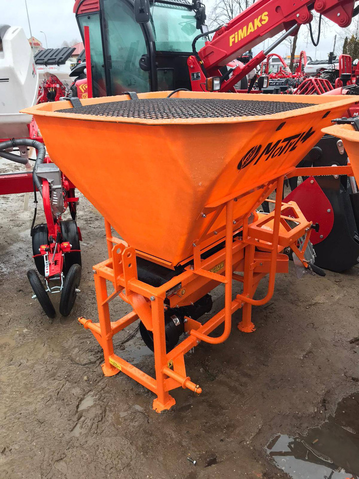 POM Augustów salt and sand spreader with communal attachment Motyl N 31M/1 - Rozsiewacz piasku i soli: zdjęcie 1 POM Augustów salt and sand spreader with communal attachment Motyl N 31M/1 - Rozsiewacz piasku i soli: zdjęcie 1