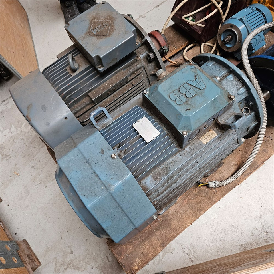 ABB MT80A19F100-2 / M3AA180MLB4 - Obrabiarka: zdjęcie 2 ABB MT80A19F100-2 / M3AA180MLB4 - Obrabiarka: zdjęcie 2