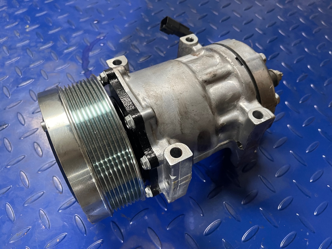 CATERPILLAR AC Clima compressor 320-1291 - Sprężarka klimatyzacji do Maszyn budowlanych: zdjęcie 1 CATERPILLAR AC Clima compressor 320-1291 - Sprężarka klimatyzacji do Maszyn budowlanych: zdjęcie 1